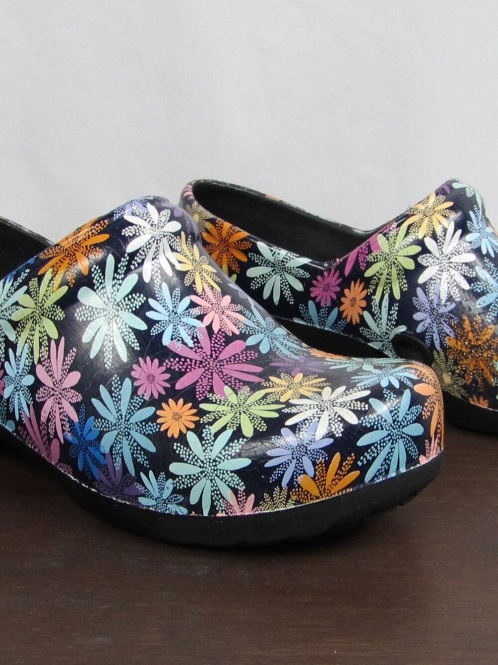 ANYWEAR | Women's Clogs | Size 7 | Floral | Slip Resistant | Cushion Insole - Picture 3 of 7